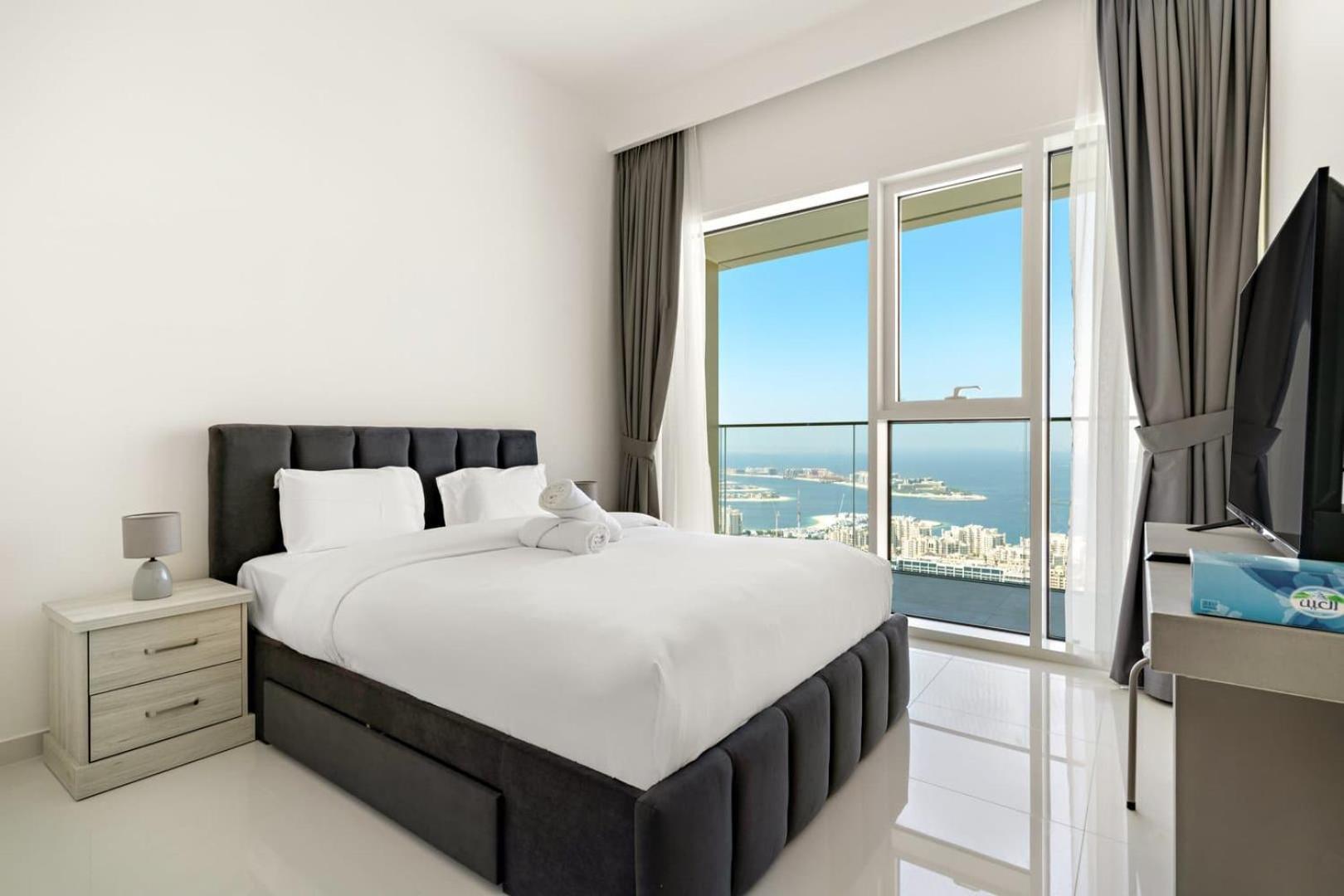 Spectacular 3br Penthouse With Views Of Palm Apartment